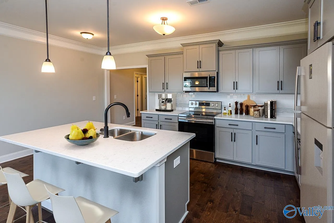 4 bed, 2.0 bath, 2002 sqft, $1,700 — Photo 4