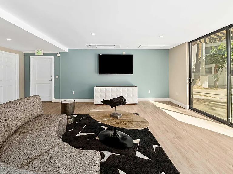 Summerview Beach Resort Luxury Apartments — Photo 28
