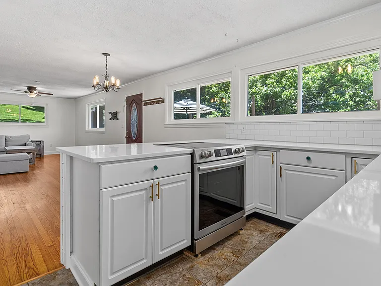 969 Henderson Ave — Photo 20
