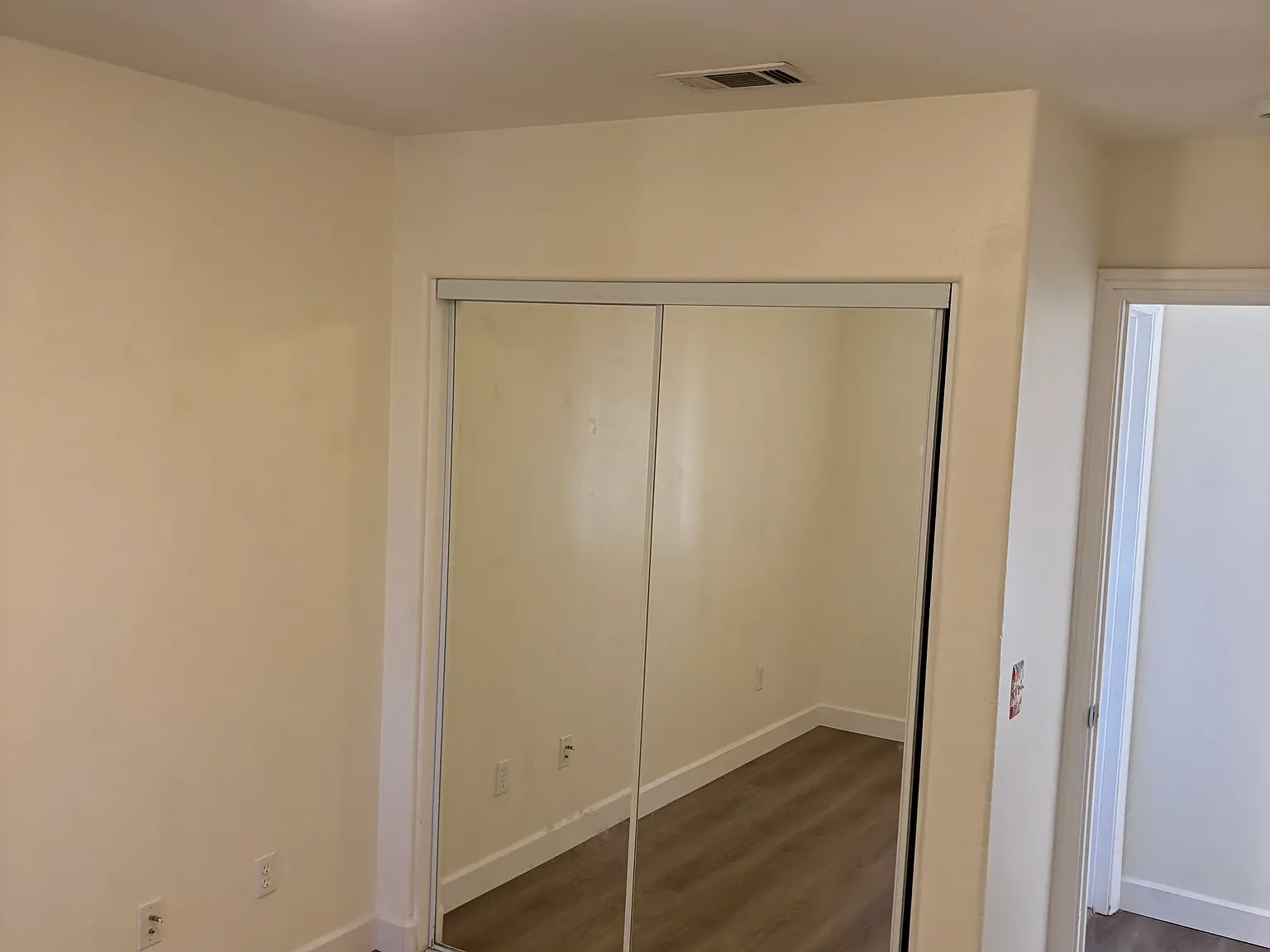 2 bed, 900 sqft, $2,200 — Photo 4