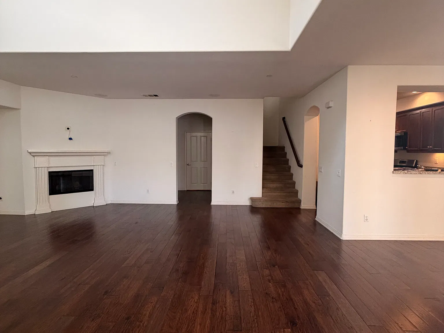 3 bed, 1922 sqft, $4,400 — Photo 2
