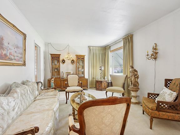 4th image of 687 E Clarendon Ct