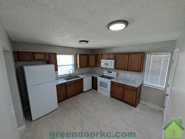9152 W 78th Ter, Overland Park, KS 66204