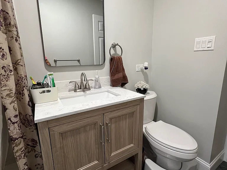 Full bathroom (first floor)