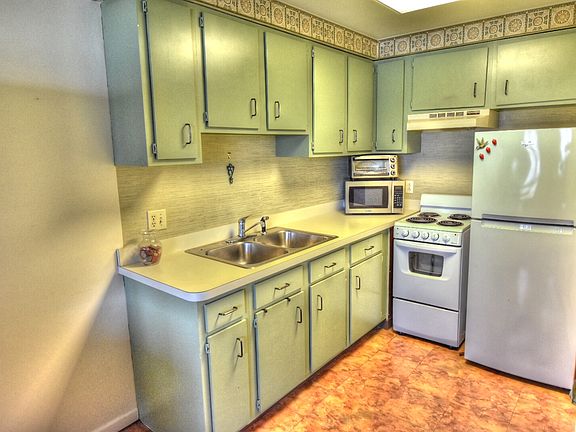 2nd image of 506 Edgewater Dr