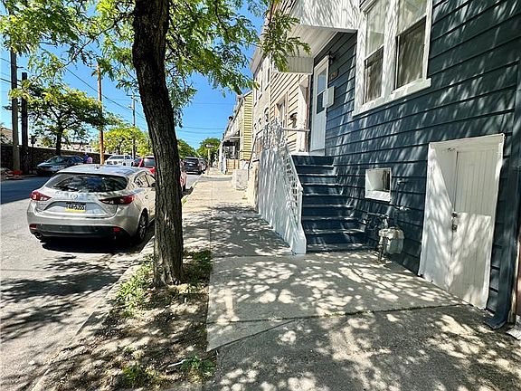 3rd image of 129 W Allen St