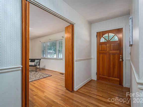4th image of 100 Ruby Ln #15