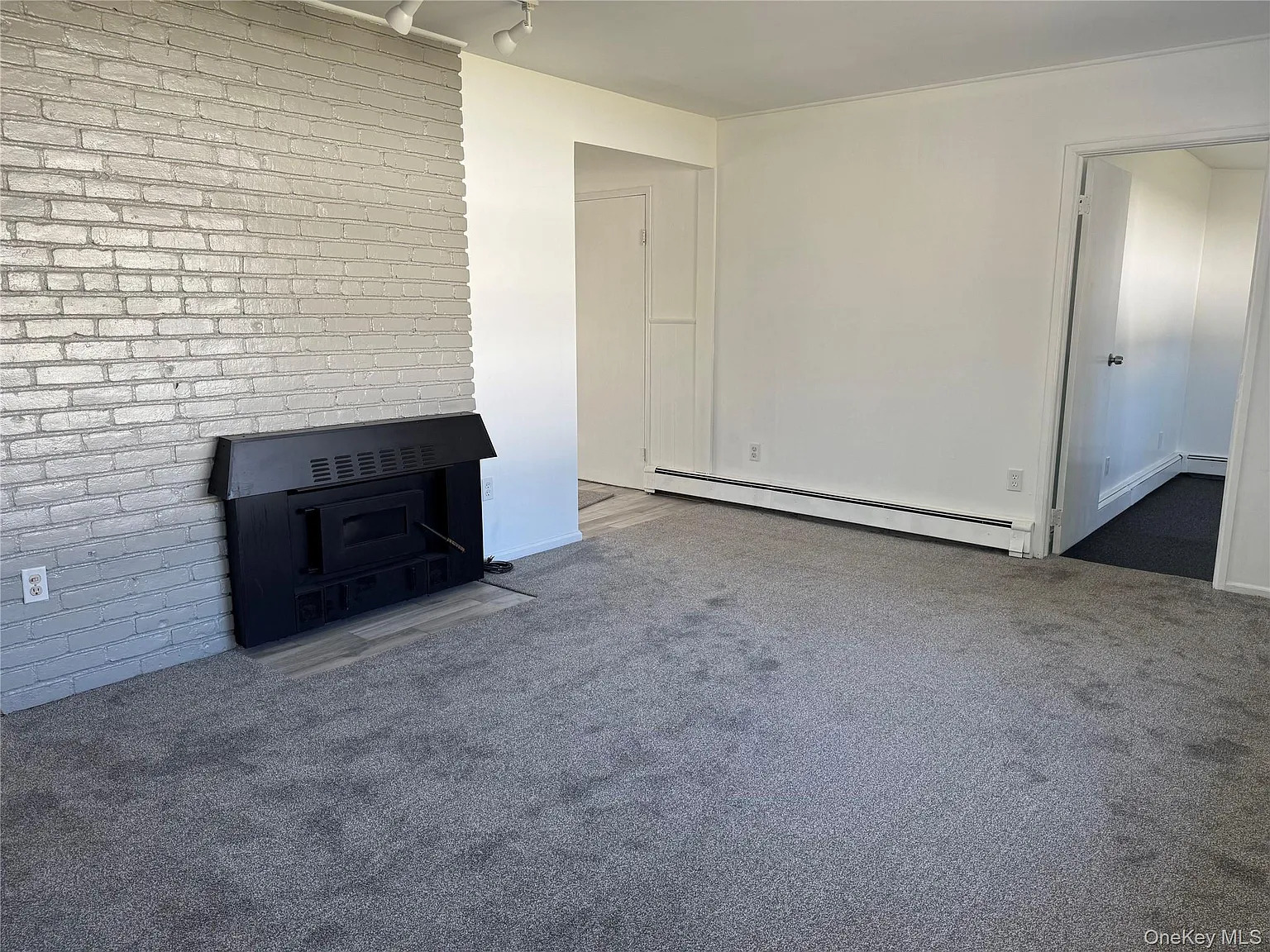 4 bed, 2.0 bath, 1200 sqft, $4,500 — Photo 2