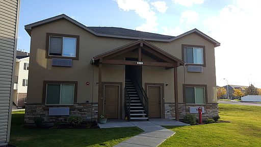 2nd image of 890 Everett Pl APT 1