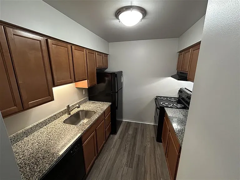 Woodland Villa Apartments — Photo 40