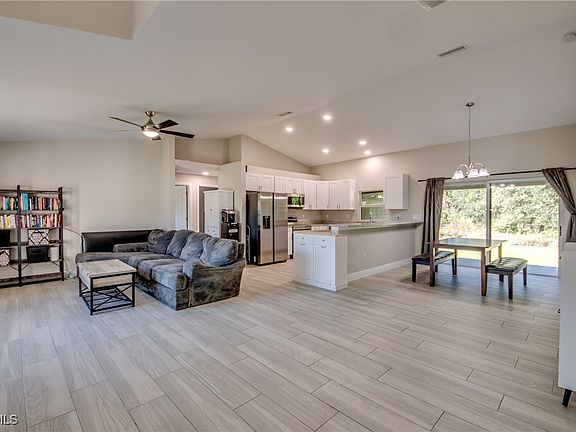 3rd image of 1417 Acacia Ave