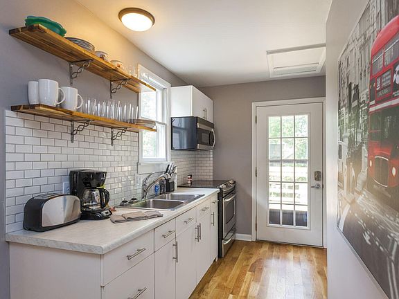 4th image of 2504 Ashwood Ave #B
