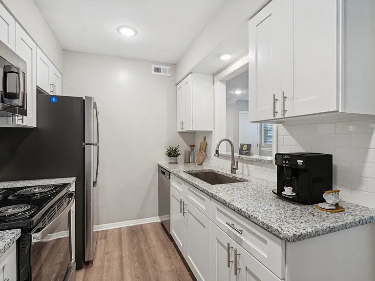 Lake Johnson Mews — Photo 42