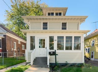 111 Warren Ave, Aurora, IL 60505