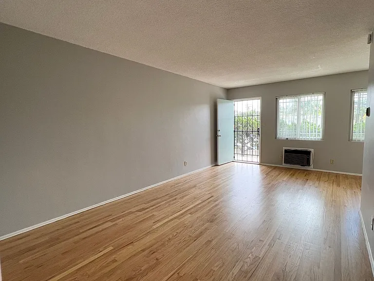 110 W. Renette Ave. — Photo 4