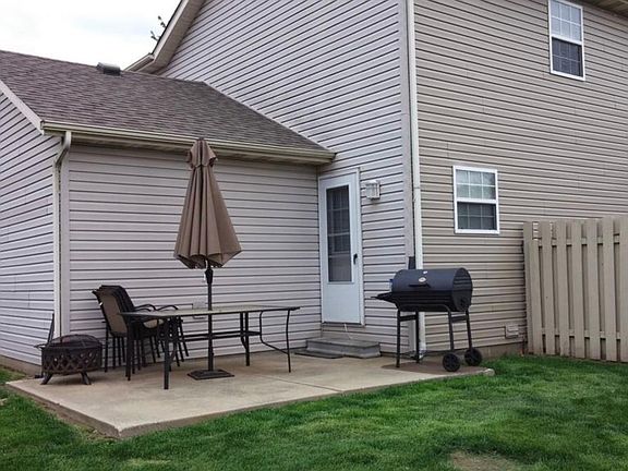 Fenced back yard w patio