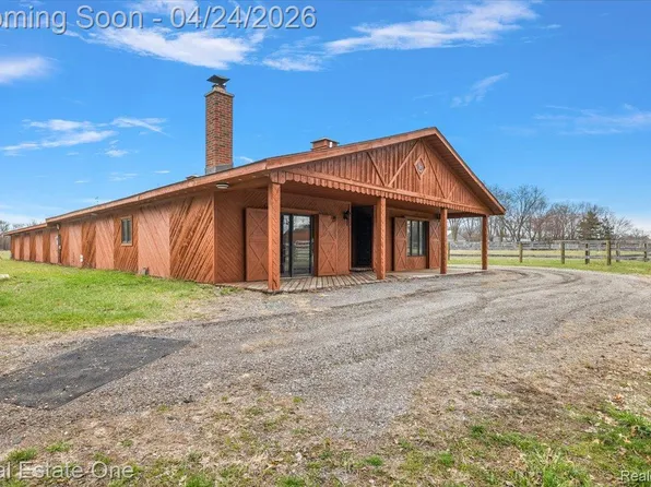 1109 Castlewood Dr, White Lake, MI 48386