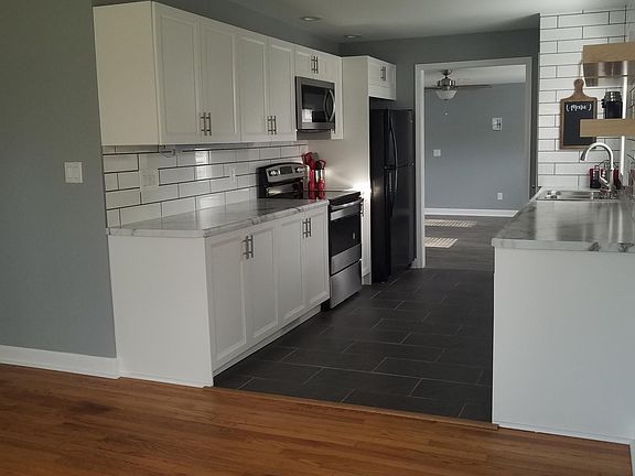 3rd image of 926 Wolcott Ave