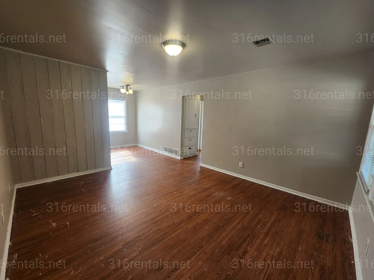 $1,095 - 3 bedroom / 1 bathroom - Single Family Home — Photo 2