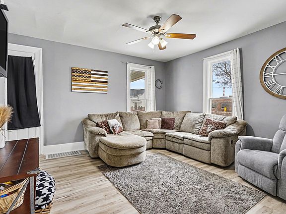 5th image of 711 Maple St