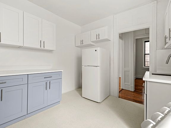 4th image of 270 W 12th St APT 5C