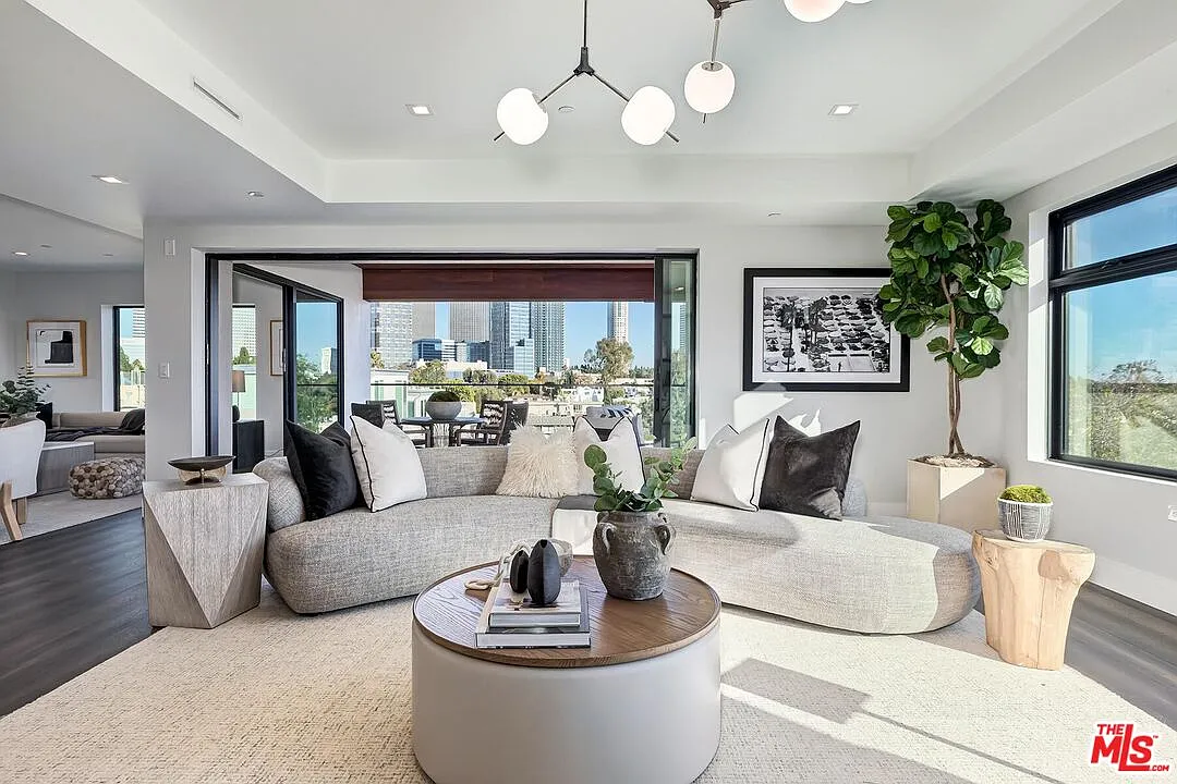4 bed, 4.5 bath, 4550 sqft, $25,000 — Photo 4