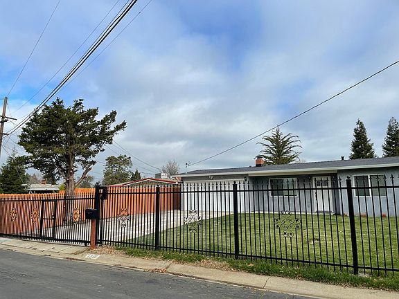 Front yard with the design gate