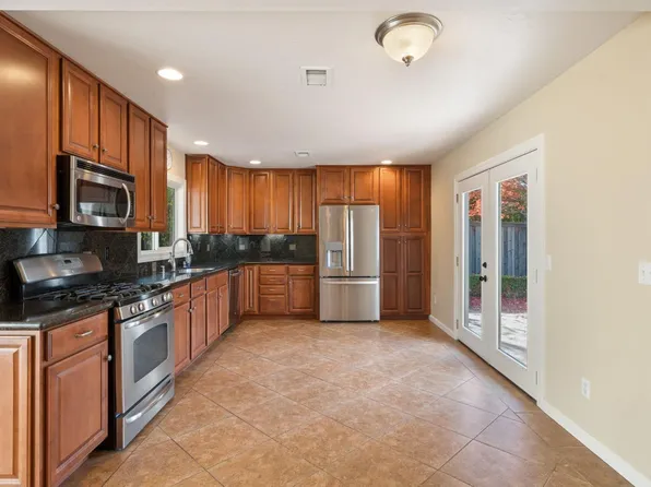 824 Prince Avenue, Healdsburg, CA 95448