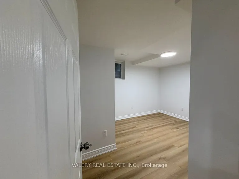 1683 Moongate Cres #LOWER — Photo 15