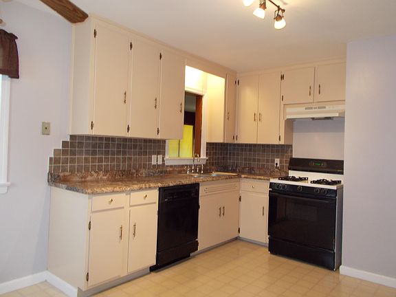 4th image of 20 Arlington Cir