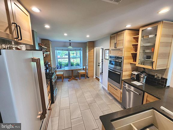 5th image of 15 Laurel Cir