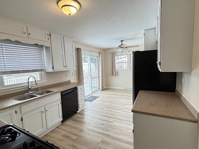 955 Crestview Ct — Photo 7