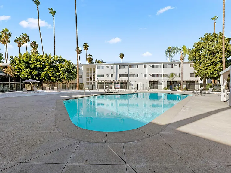 Summerview Beach Resort Luxury Apartments — Photo 10