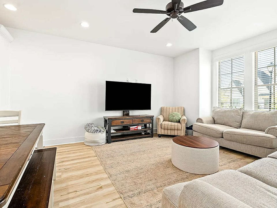 Large, bright Living Room