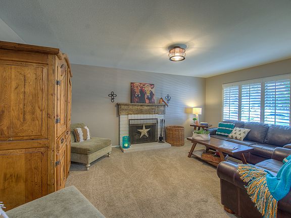 2nd image of 1701 N Oak Knoll Dr