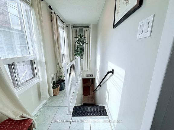 5th image of 231 Rosemount Ave