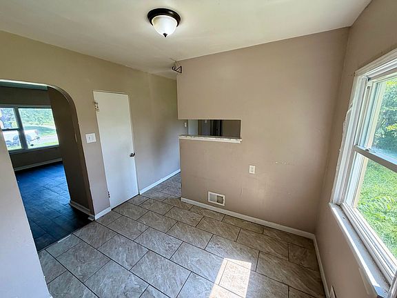 5th image of 460 Hovey St