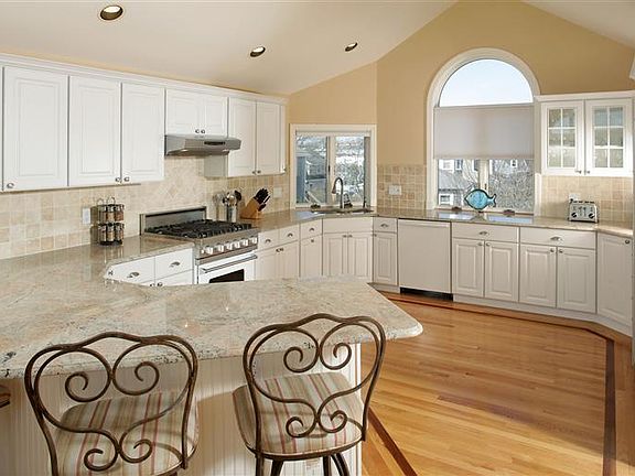 3rd image of 10 Railway Bluffs
