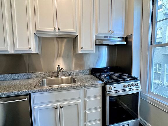 5th image of 2070 Pacific Ave APT 404