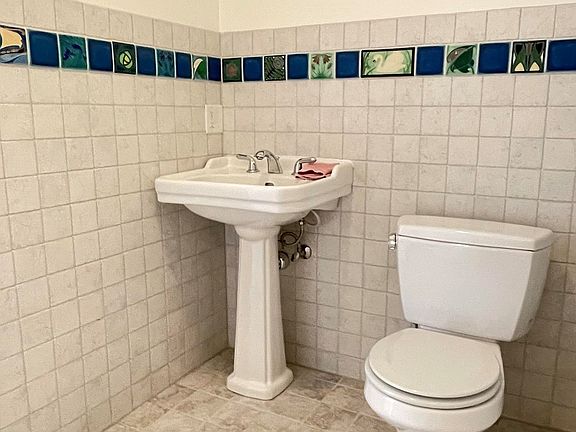 2nd image of 107 N Lakeshore Blvd APT 3B