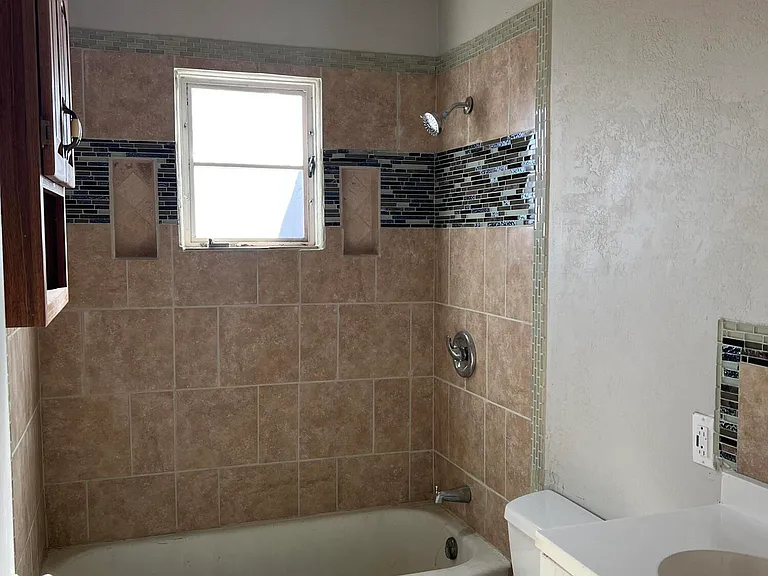 406 N 1st Ave — Photo 14