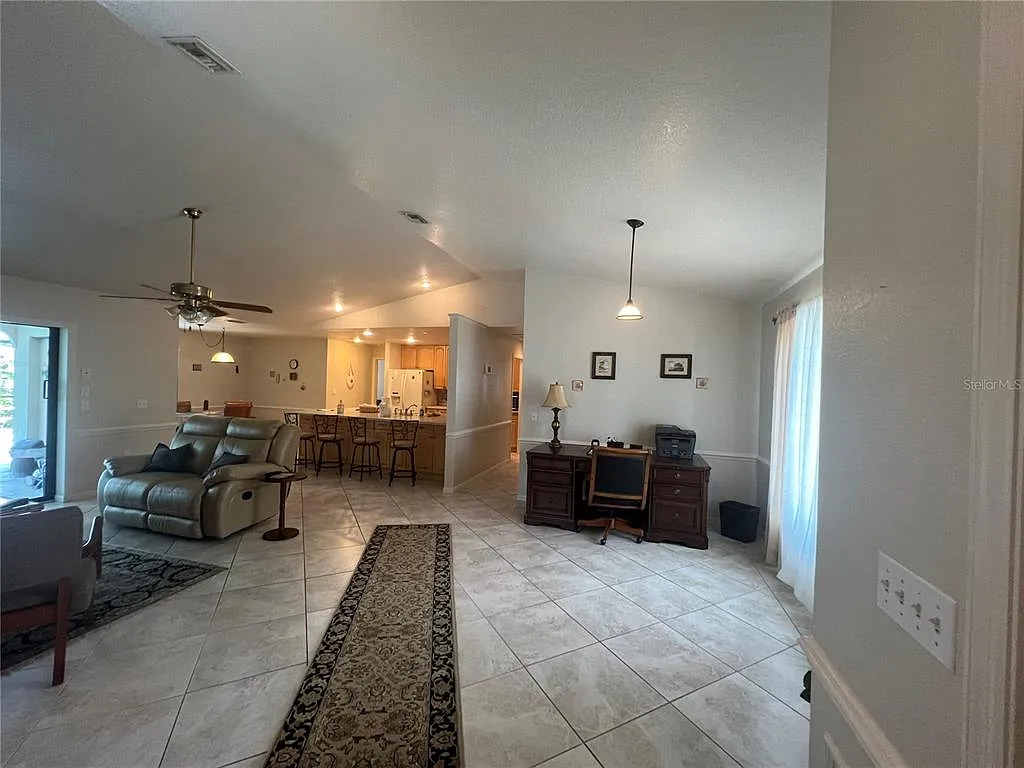 3 bed, 2.0 bath, 1935 sqft, $4,000 — Photo 3