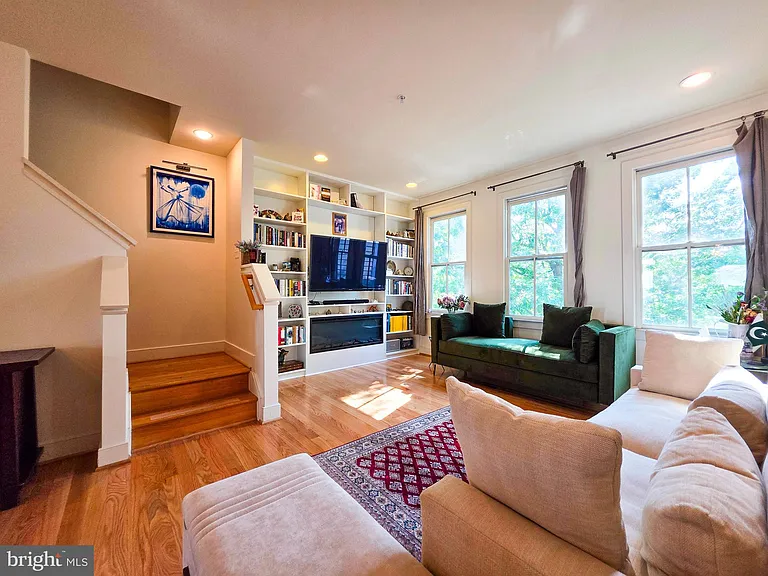 729 N Alfred St — Photo 11