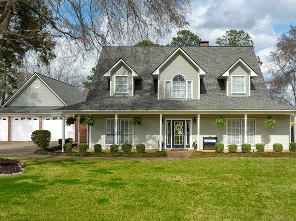 355 Honeysuckle Ln, Longview, TX 75605