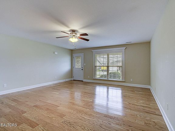 5th image of 1073 Evelyn Dr