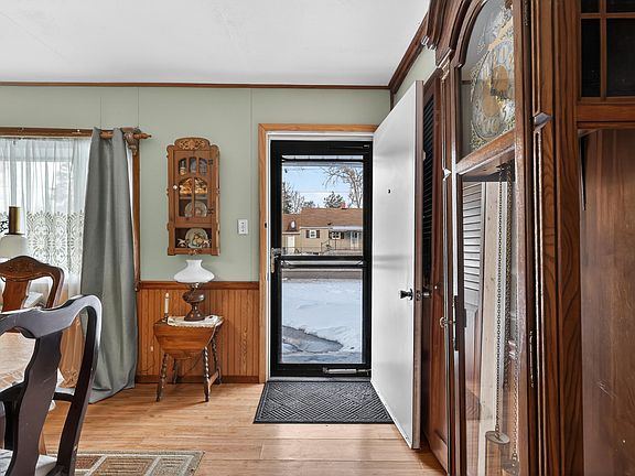 4th image of 75 Taylor Ave