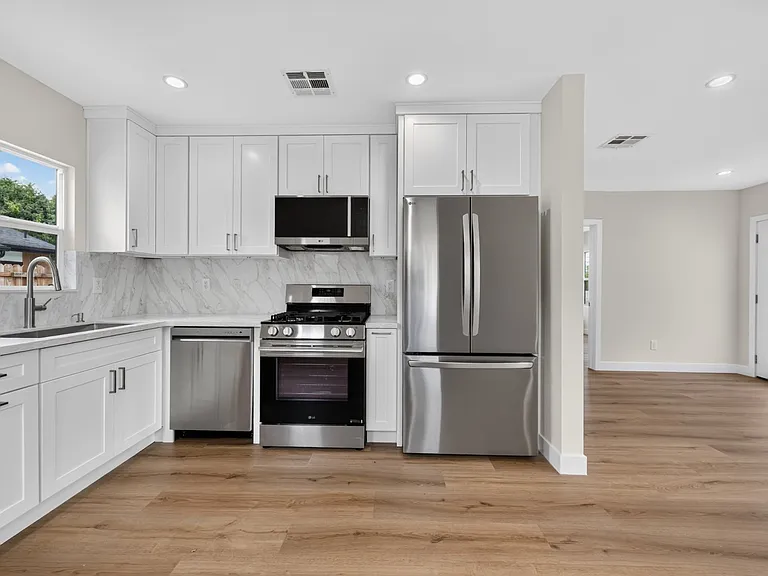 2325 N Naomi St — Photo 16
