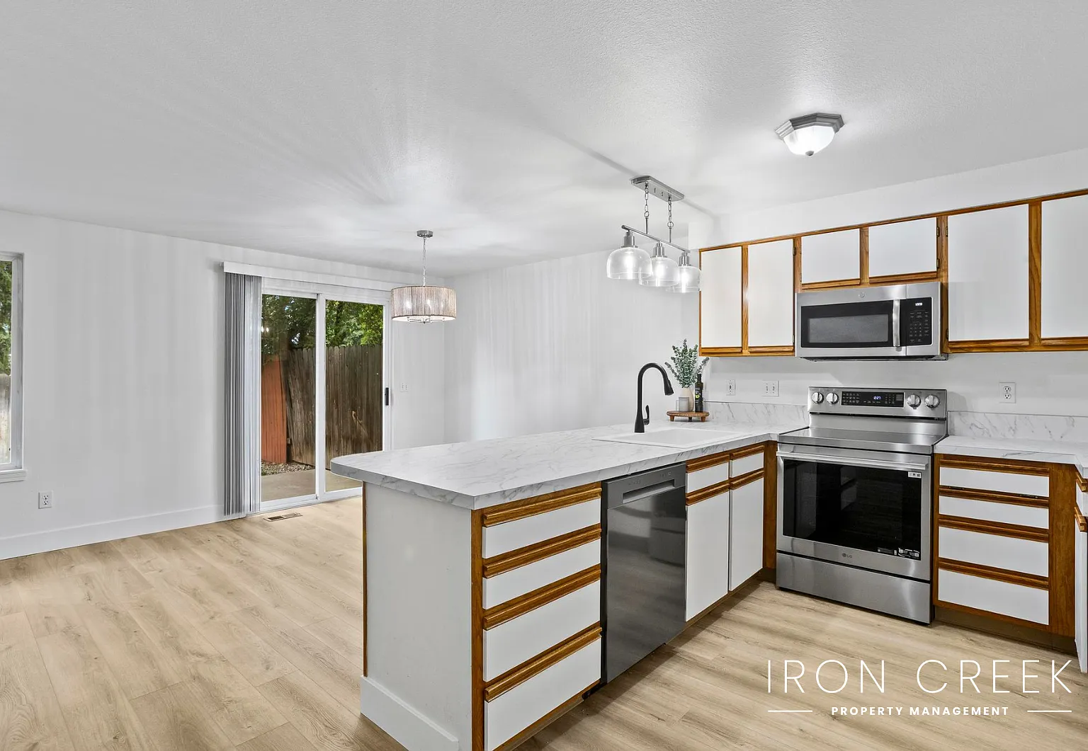 3 bed, 1.5 bath, 1264 sqft, $2,045 — Photo 2