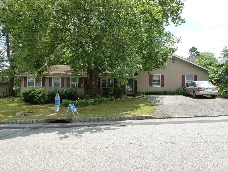 15 Oneida Ave photo 1