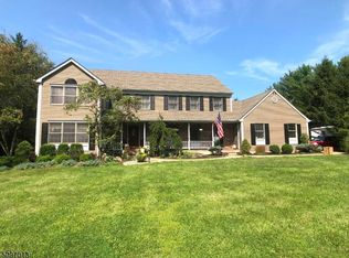 9 Smoke Run, Pittstown, NJ 08867